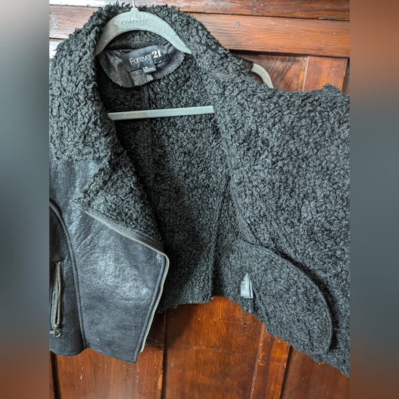 Faux leather Sherpa vest - Picture 3 of 6